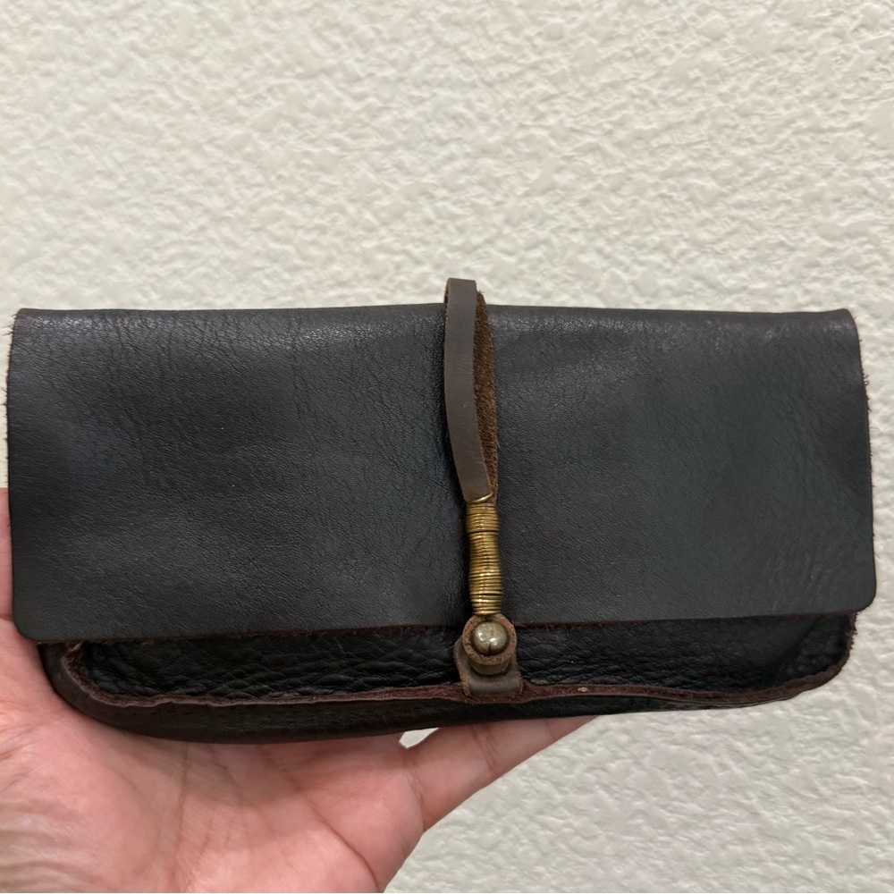 Handcrafted JO Dark Brown Leather with Brass-Wrapped Clasp Clutch/Crossbody Bag - Picture 7 of 15